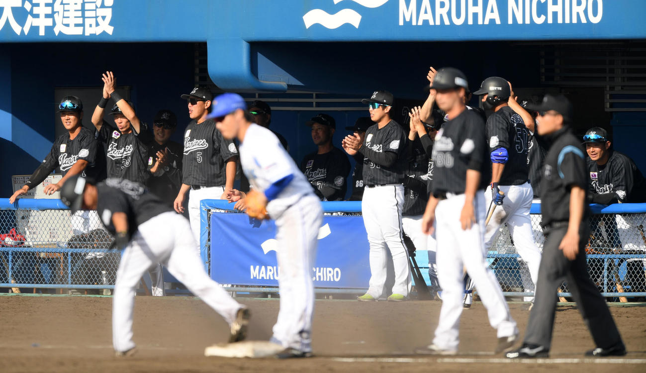 DeNA対ロッテ　9回表ロッテ2死一、二塁、福田光が左前適時打を放ち歓喜するロッテナイン（撮影・横山健太）