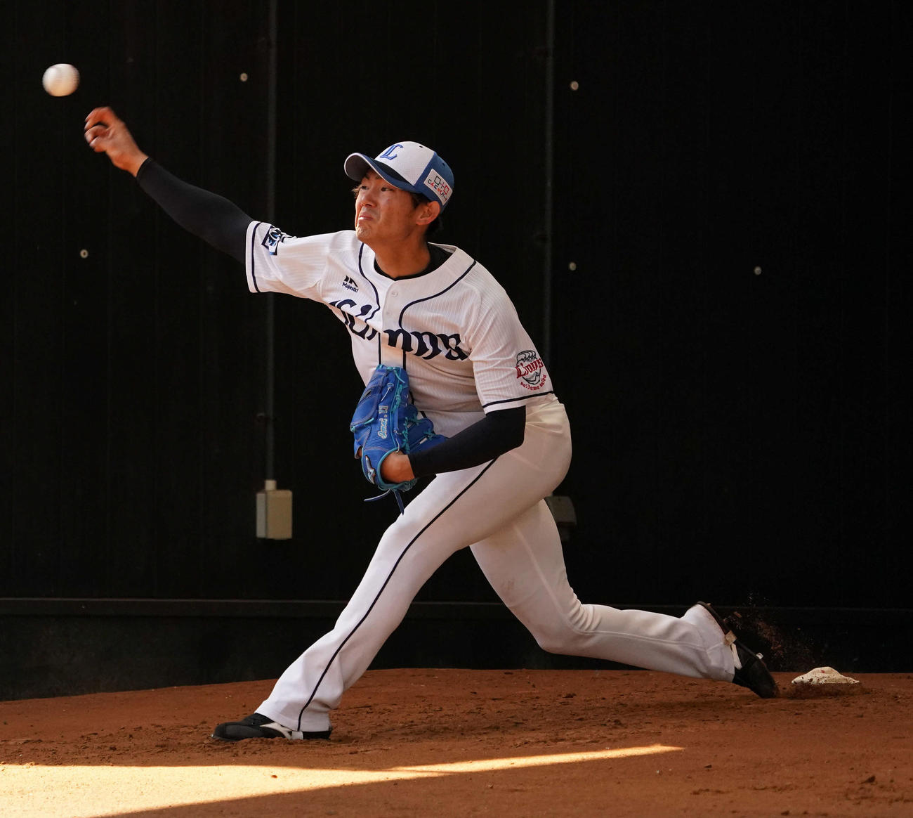 ブルペンで投球する西武今井（撮影・滝沢徹郎）