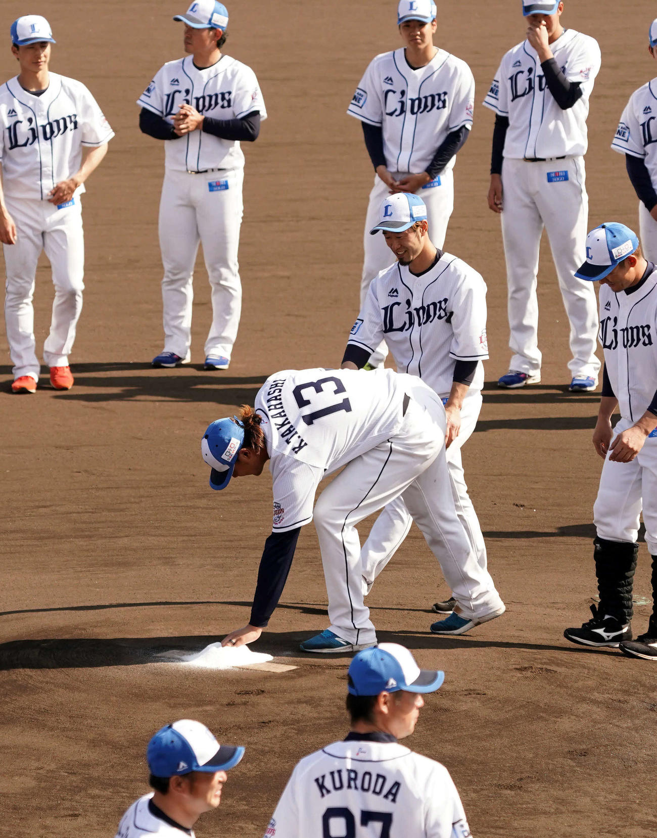 キャンプを打ち上げ、マウンドに盛られた塩を手にする西武高橋（背番号13）（撮影・滝沢徹郎）