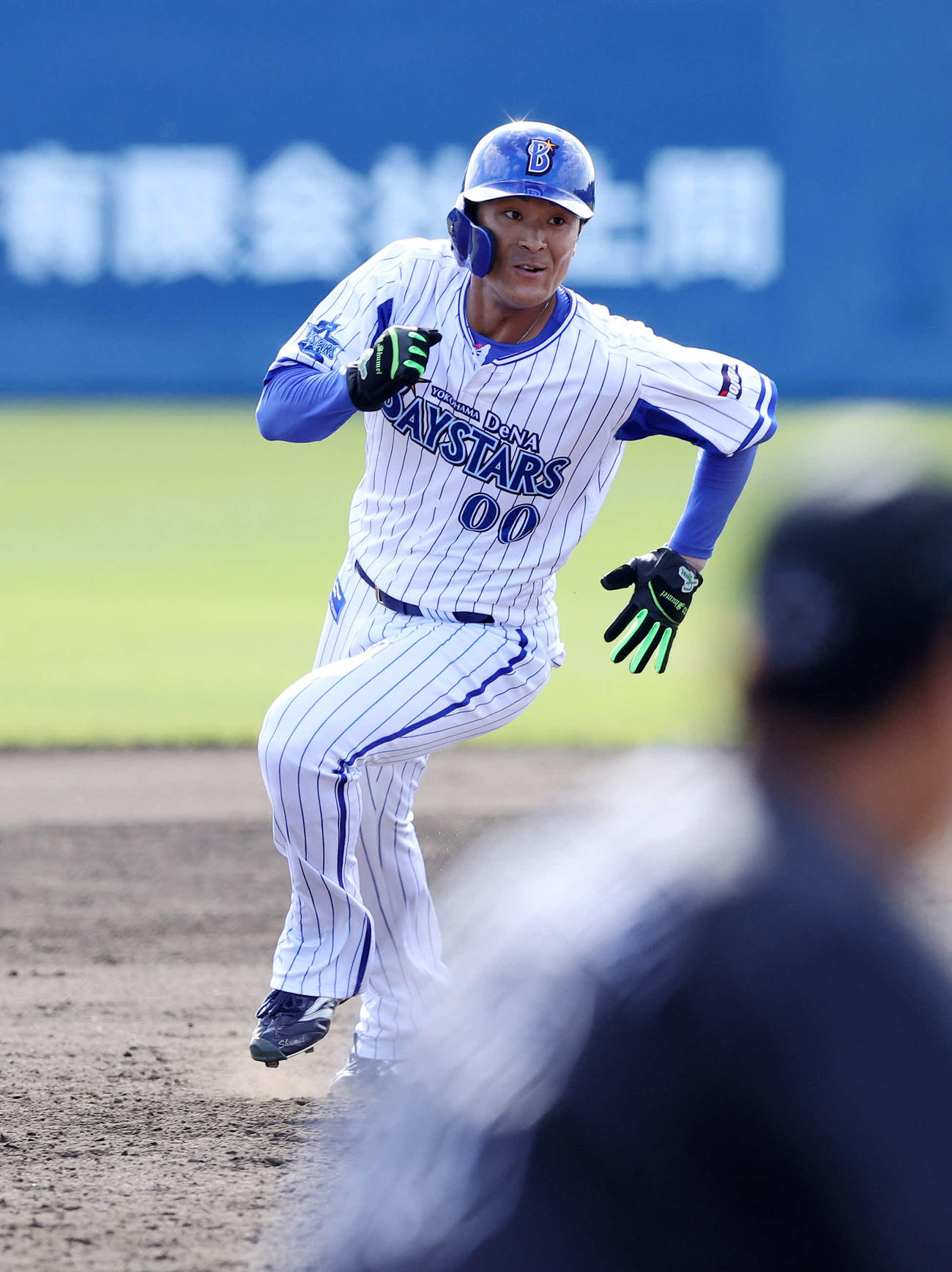 DeNA対ロッテ　8回裏DeNA1死一塁、一走宮本は暴投で三塁に進塁する（撮影・鈴木正人）