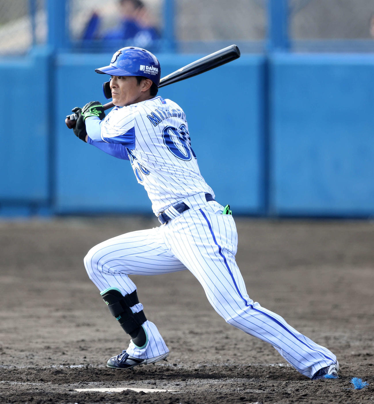DeNA対ロッテ　8回裏DeNA1死、宮本は左前打を放つ（撮影・鈴木正人）