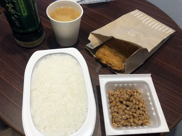 ご飯、みそ汁、納豆とローソンのLチキレギュラー