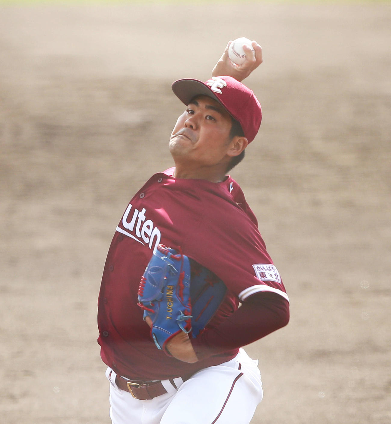 ヤクルト対楽天　4回裏ヤクルトの攻撃から登板する内間（撮影・河田真司）