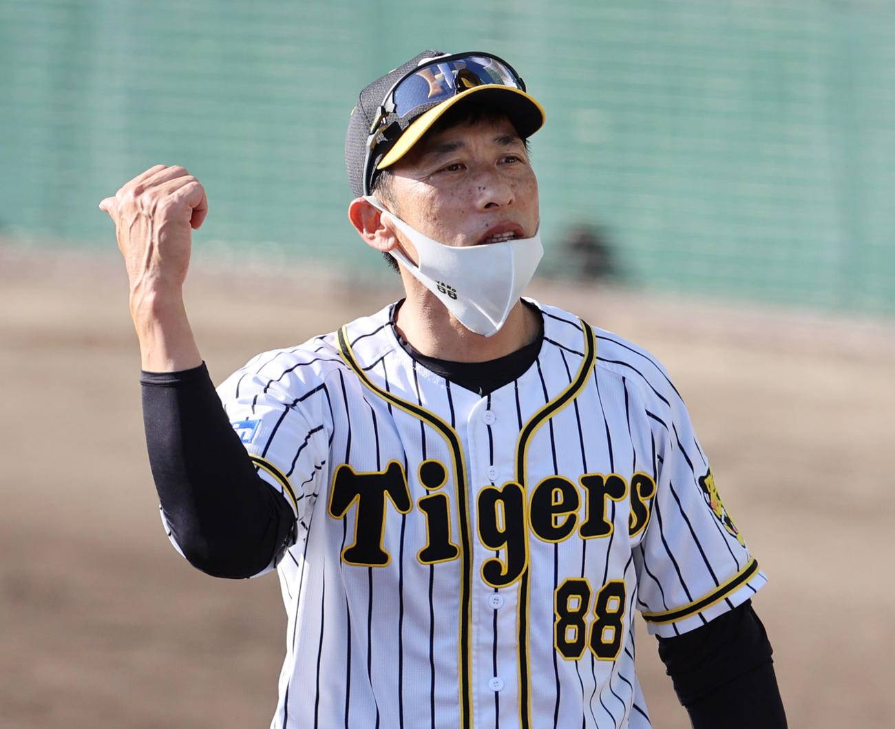 阪神対広島　練習試合を終え選手に話しかける矢野耀大監督（撮影・清水貴仁）