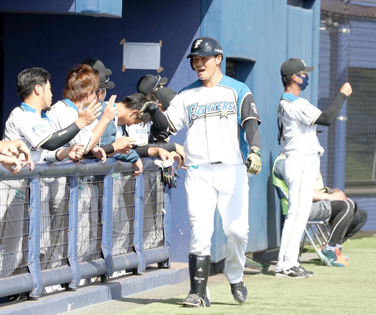 練習試合　日本ハム対中日　4回裏日本ハム1死一、二塁、右越え3点本塁打を放ちナインに出迎えられる清宮（撮影・黒川智章）