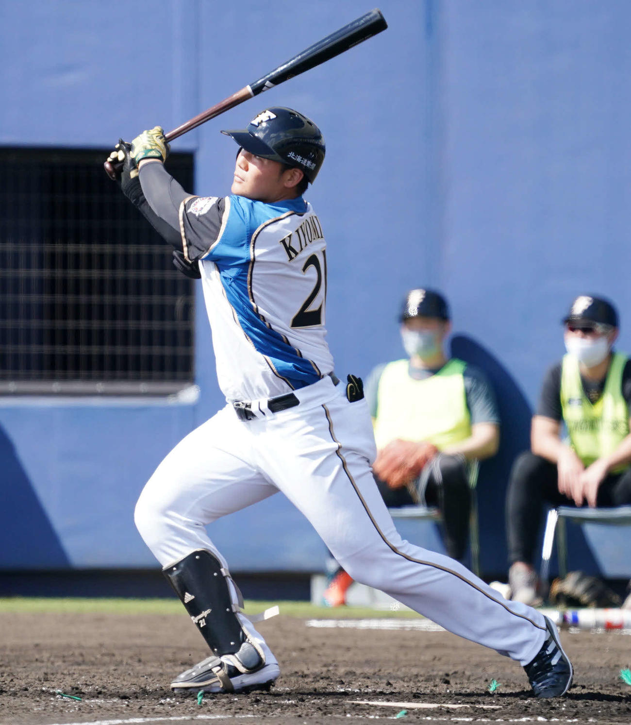 日本ハム対中日　4回裏日ハム1死一、二塁、右越え3点本塁打を放つ清宮（撮影・森本幸一）