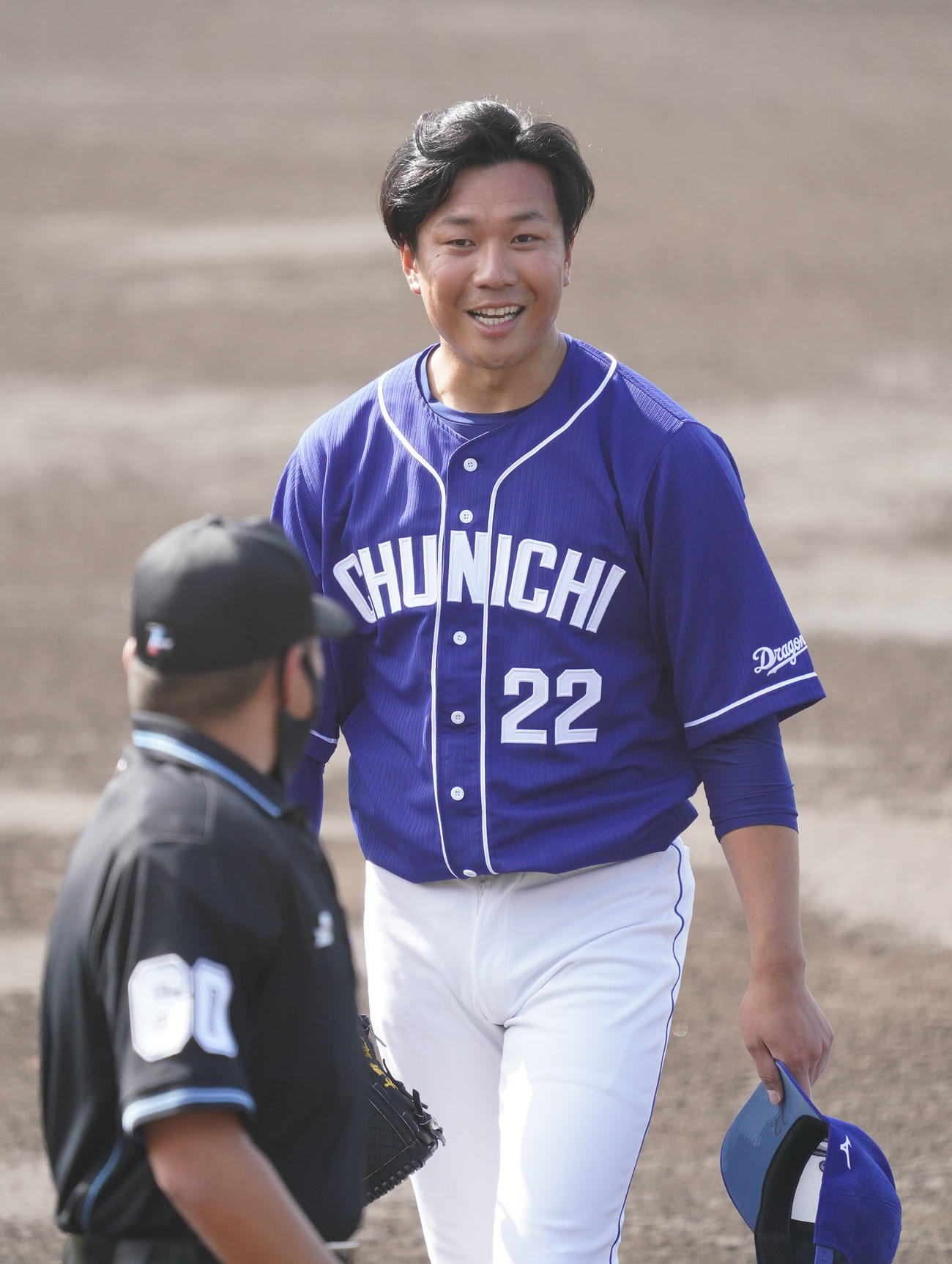 シート打撃練習の登板を終え主審と明るい表情で言葉を交わす大野雄（撮影・森本幸一）