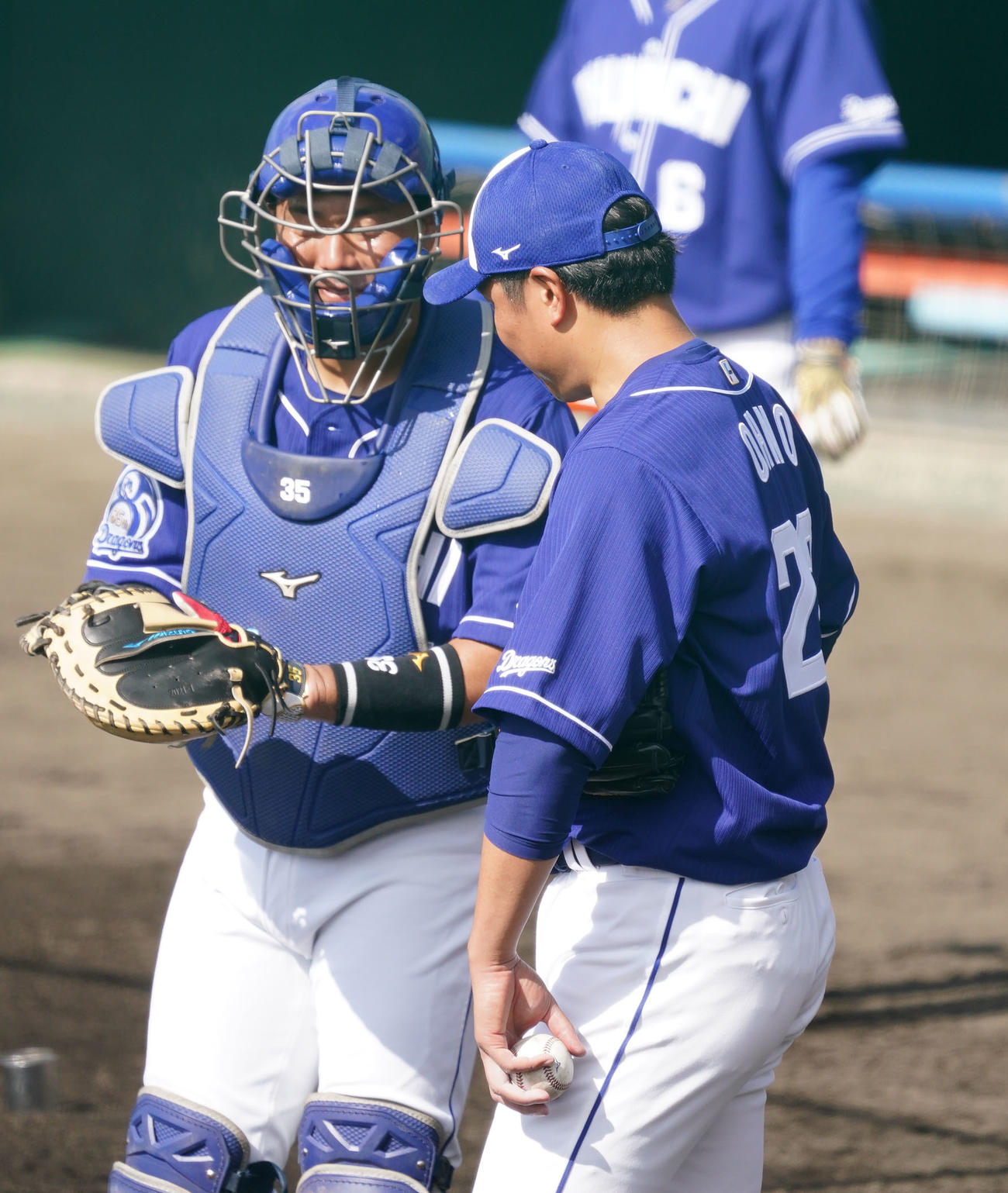 シート打撃練習の登板を終え木下拓と言葉を交わす大野雄（撮影・森本幸一）