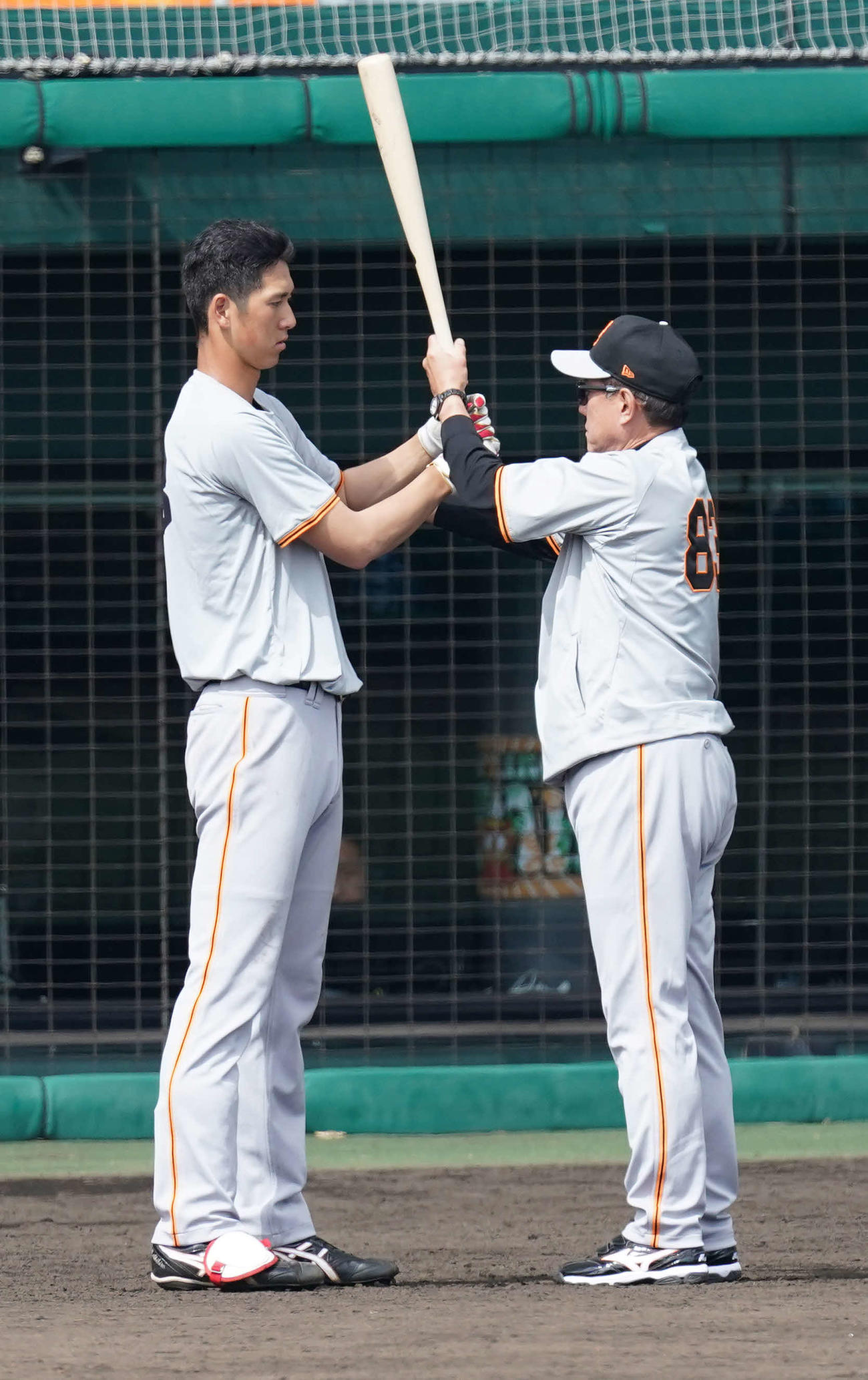 巨人秋広に打撃指導をする原監督（右）（撮影・鈴木みどり）