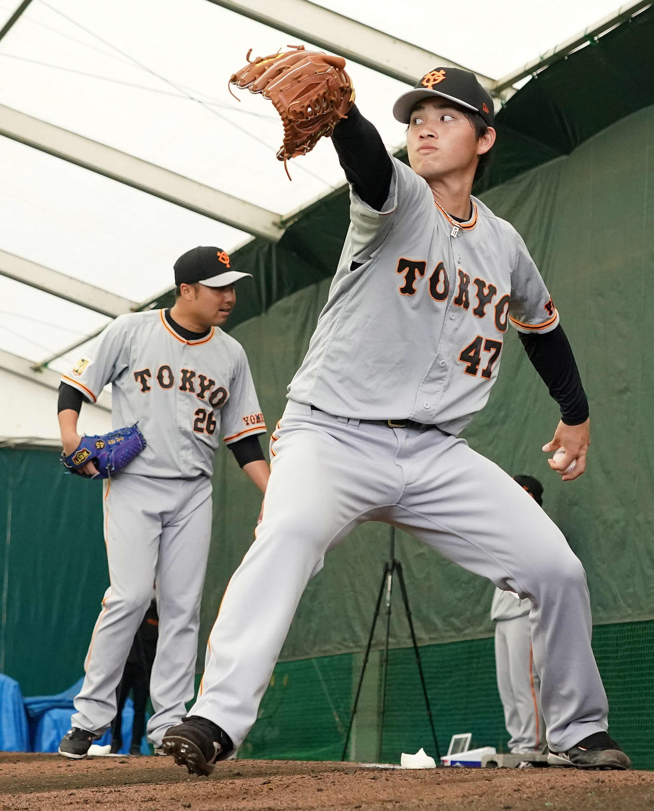 ブルペン投球する巨人高橋。左は今村（撮影・江口和貴）