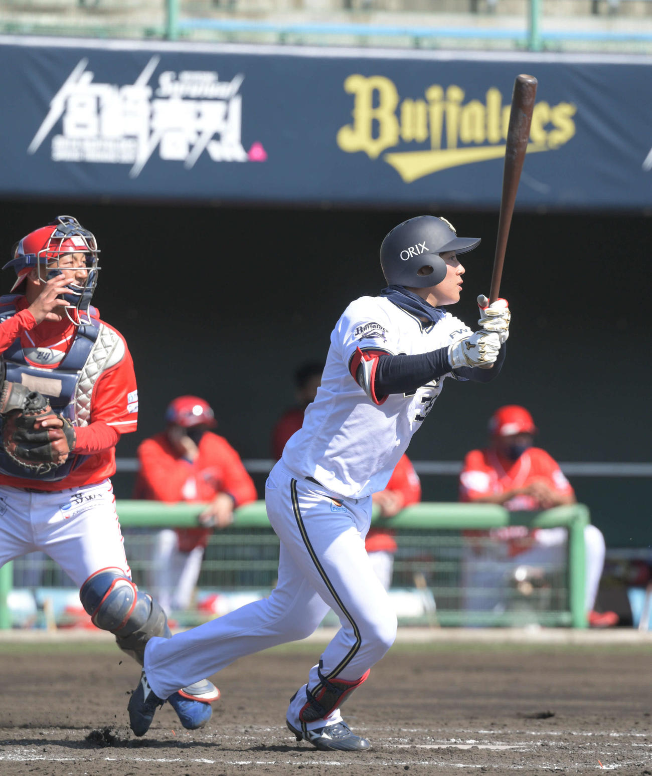 火の国との練習試合の4回裏、中前打を放つオリックス来田（撮影・渦原淳）