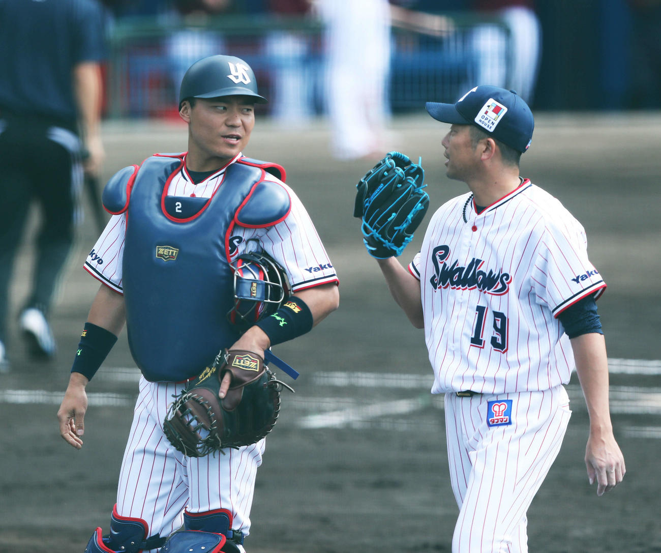 ヤクルト対楽天　1回表楽天の攻撃を抑え、中村（左）と言葉を交わす石川（撮影・河田真司）
