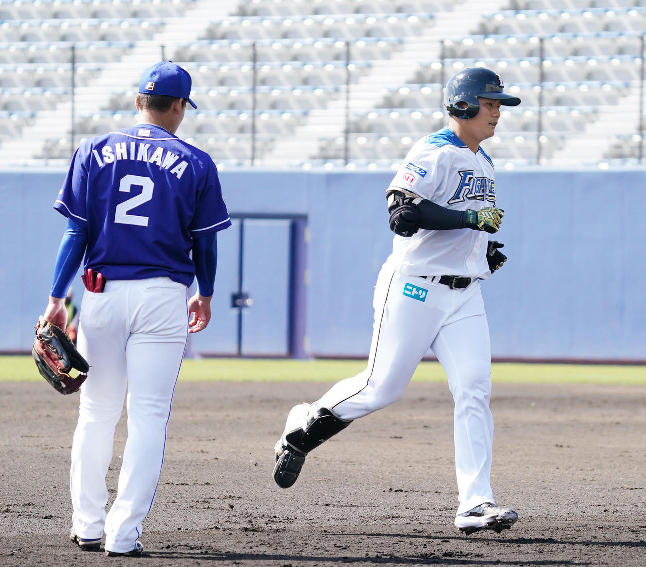 4回裏日ハム1死一、二塁、右越え3点本塁打を放ち三塁を回る清宮（右）を見つめる中日石川昂弥（撮影・森本幸一）