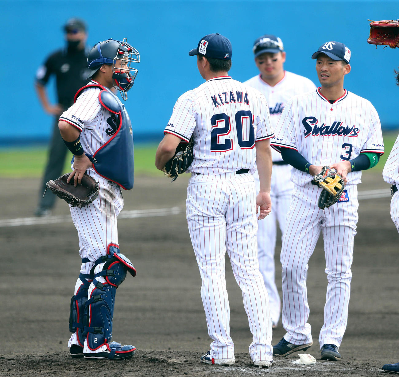 ヤクルト対楽天　3回表楽天1死一、二塁、小深田に四球を許し、マウンドに集まり木沢（中央）と言葉を交わす中村（左）。右は西浦、奥は村上（撮影・河田真司）