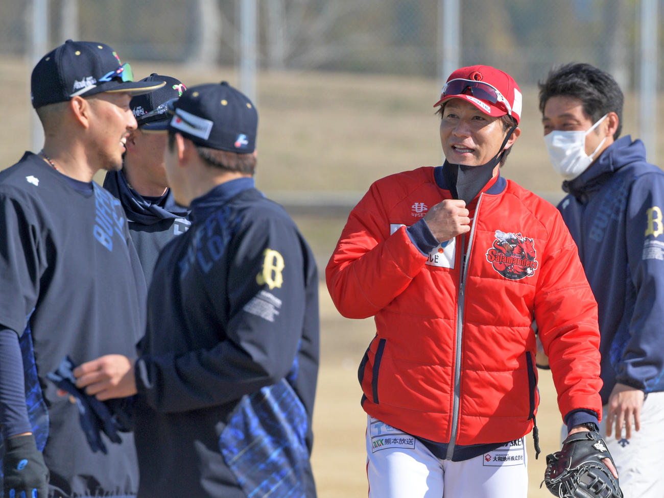 オリックス平野佳（左端）らと挨拶する火の国馬原コーチ（撮影・渦原淳）