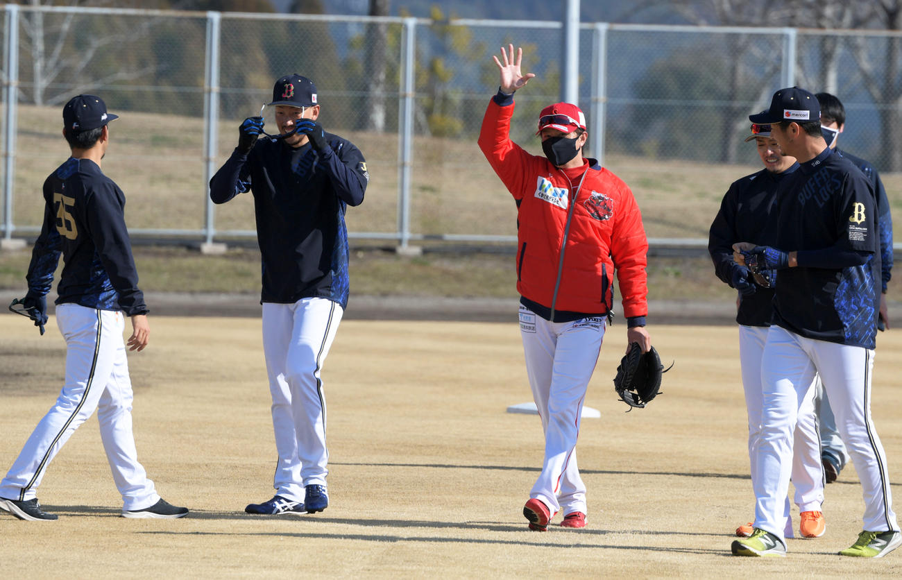 オリックス平野佳寿（左から2人目）らに手を振る火の国・馬原孝浩コーチ（中央）（撮影・渦原淳）