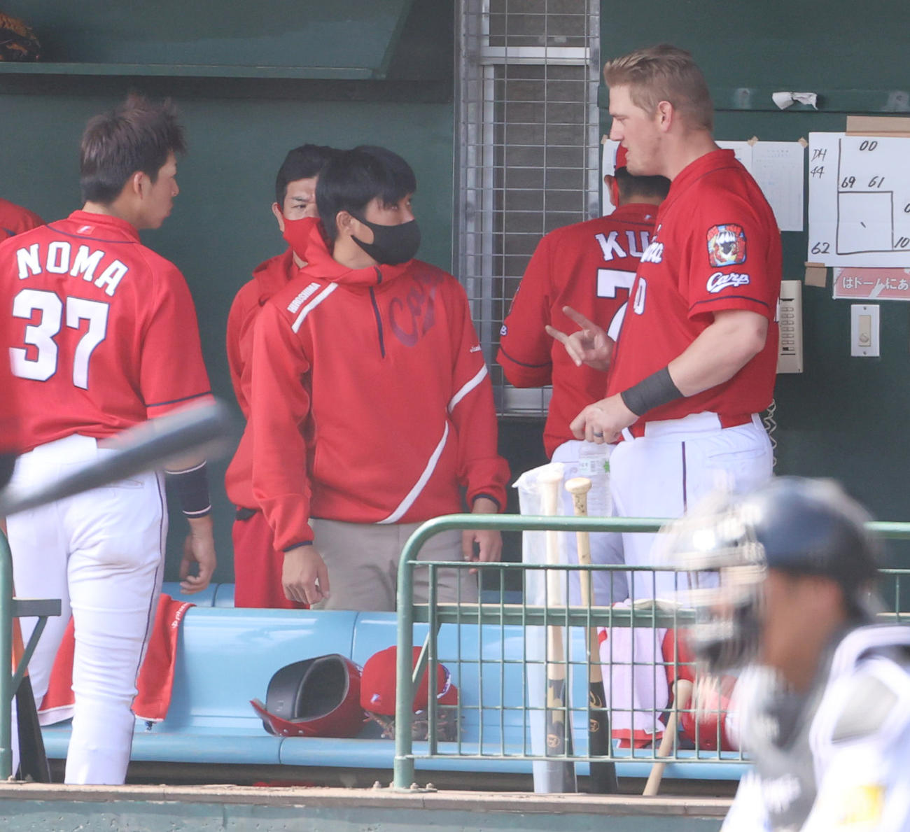 阪神対広島　5回、ベンチで話し合うクロン（右）（撮影・清水貴仁）