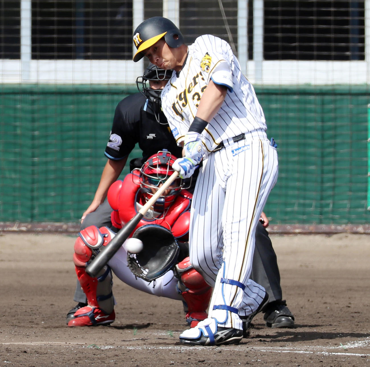 阪神対広島　4回裏阪神2死二塁、井上は適時二塁打を放つ（撮影・加藤哉）