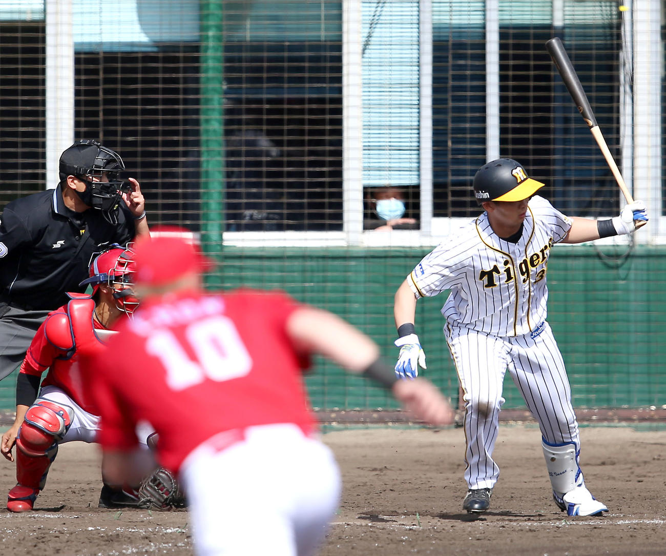 練習試合　阪神対広島　4回裏阪神2死二塁、井上は左へ適時二塁打を放つ（撮影・上山淳一）