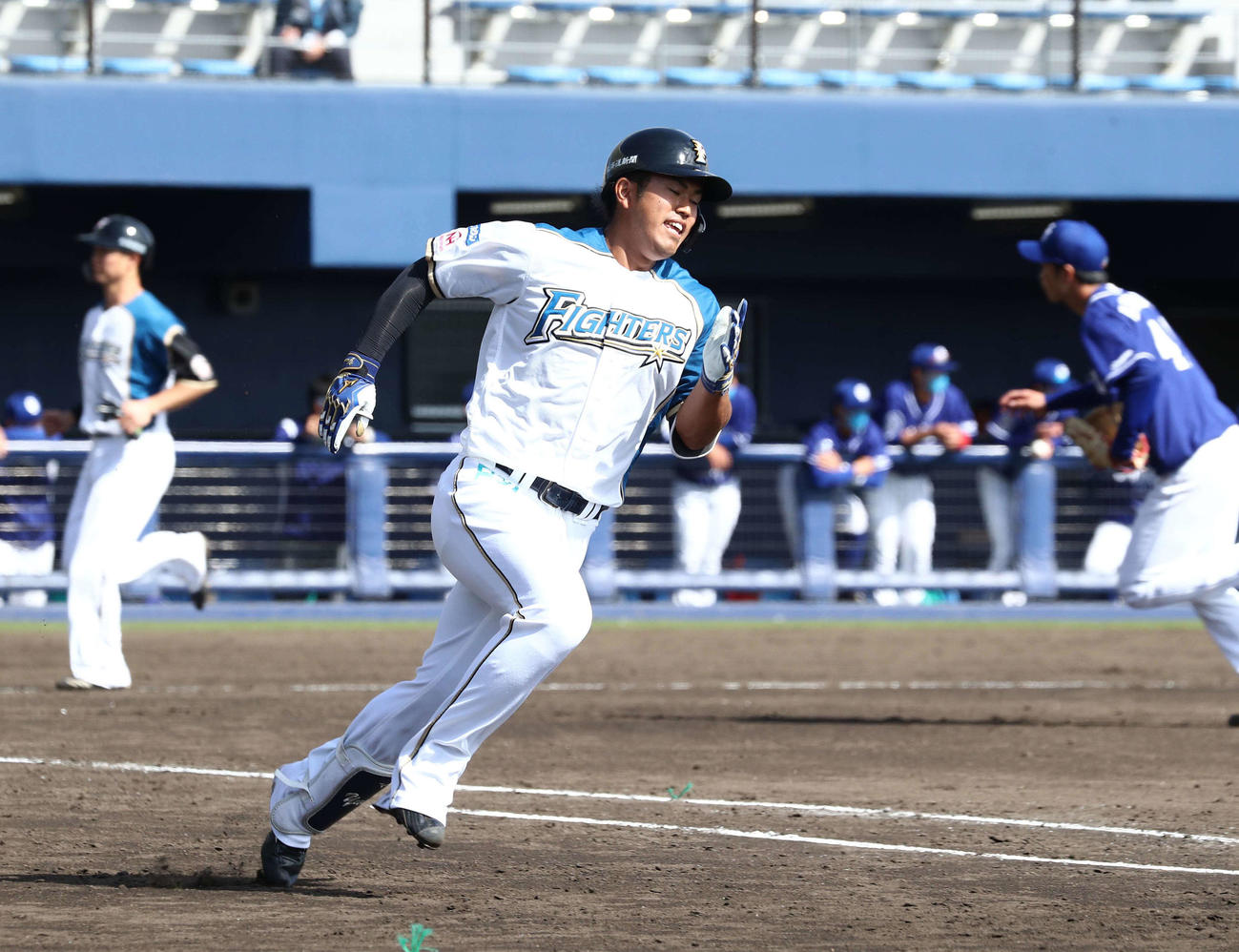 日本ハム対中日　5回裏日本ハム2死二、三塁、左前2点適時打を放つ今川（撮影・黒川智章）