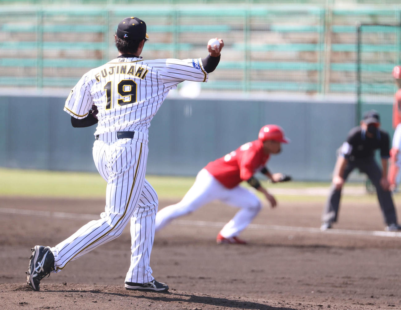 阪神対広島　3回表広島無死一塁、打者矢野の時、走者石原をけん制する藤浪（撮影・清水貴仁）