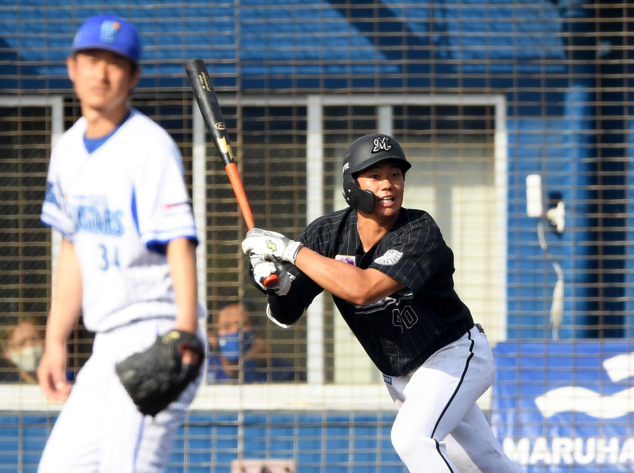 9回表ロッテ2死一、二塁、左前適時打を放つ福田光（撮影・横山健太）