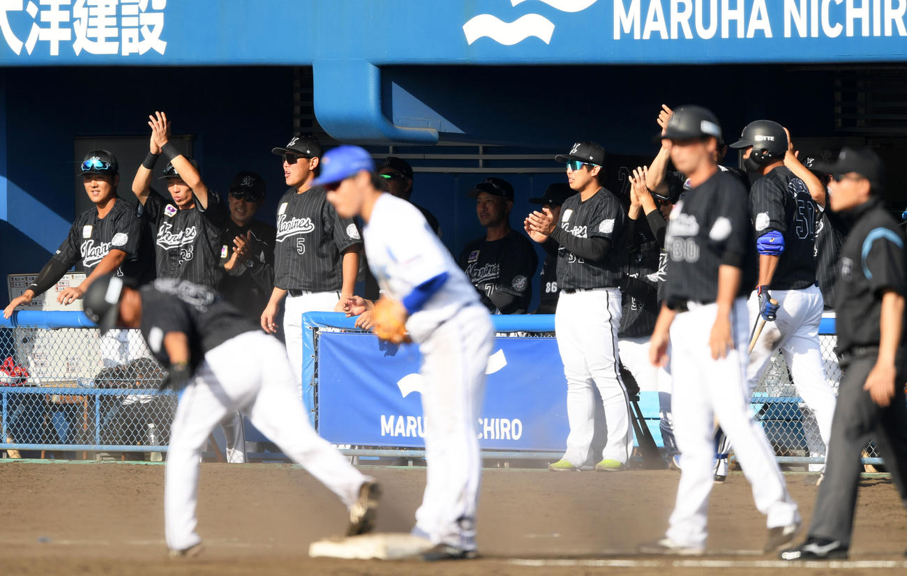 9回表ロッテ2死一、二塁、福田光が左前適時打を放ち歓喜するロッテナイン（撮影・横山健太）