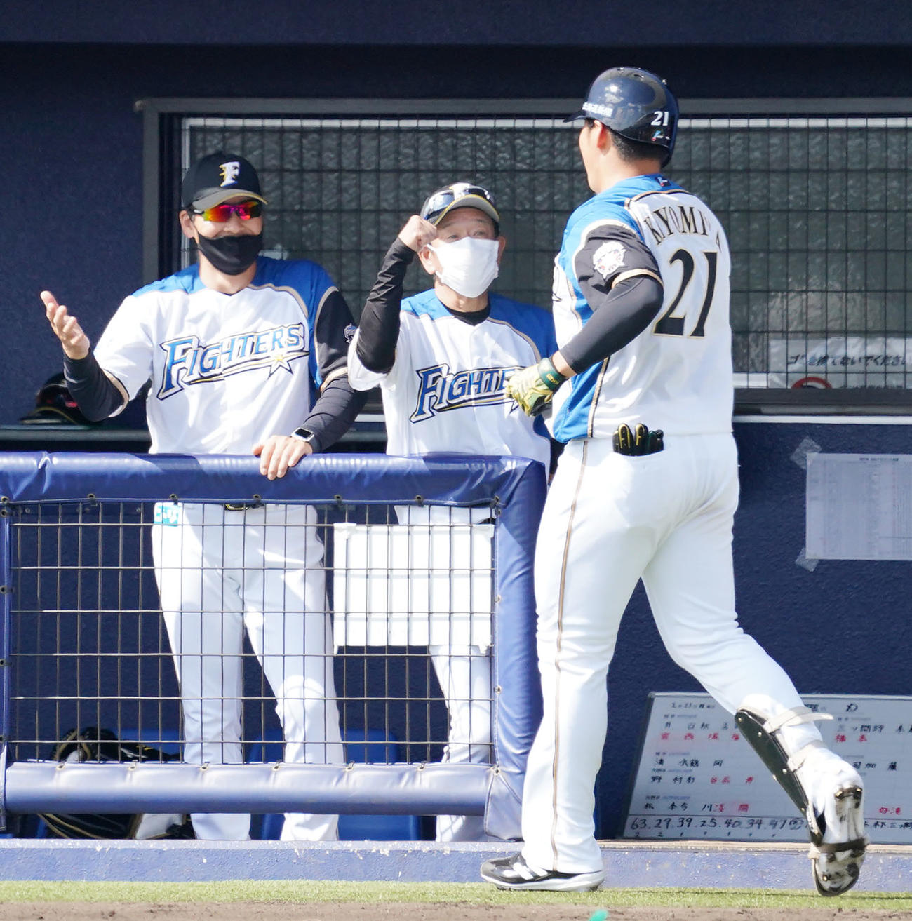 練習試合・日本ハム対中日　4回裏日ハム1死一、二塁、右越え3点本塁打を放った清宮幸太郎を迎える栗山英樹監督（中央）（撮影・森本幸一）