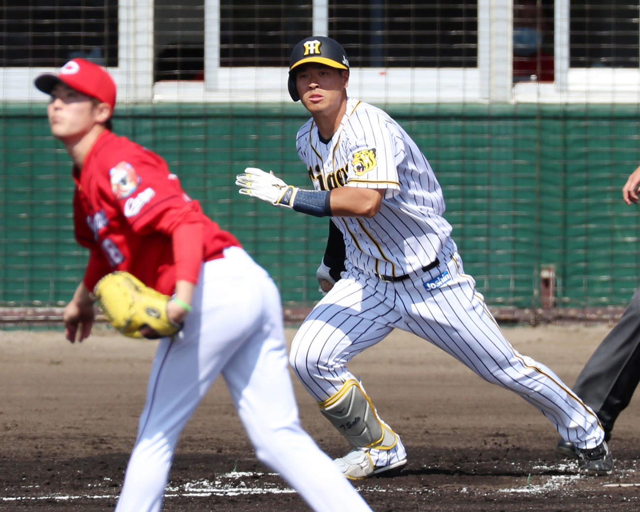 阪神対広島　1回裏阪神2死、佐藤輝（奥）は広島森下から右中間へ二塁打を放つ（撮影・加藤哉）