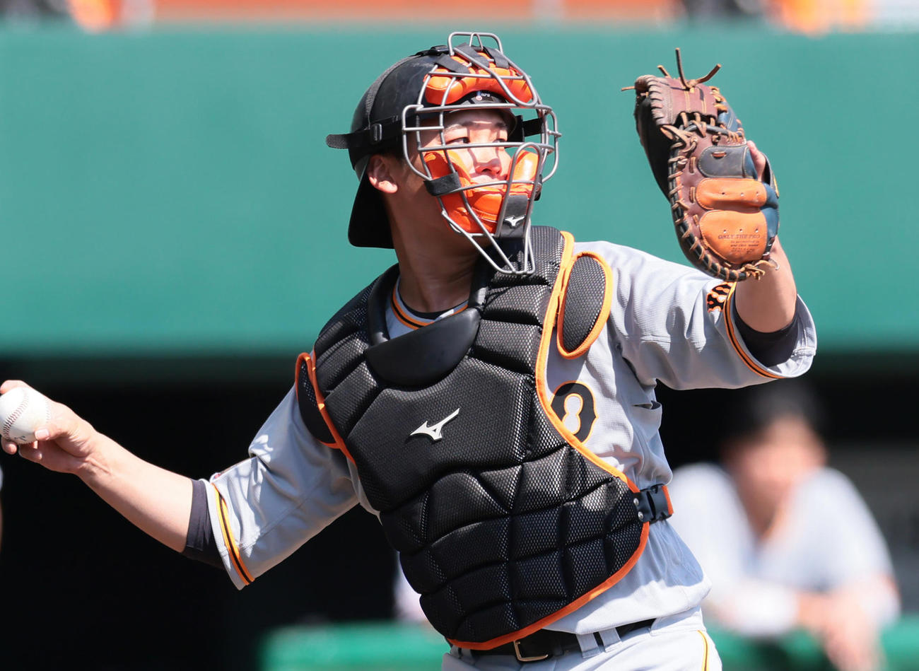 巨人紅白戦　5回裏から紅組の捕手の守備に就く石川（撮影・足立雅史）