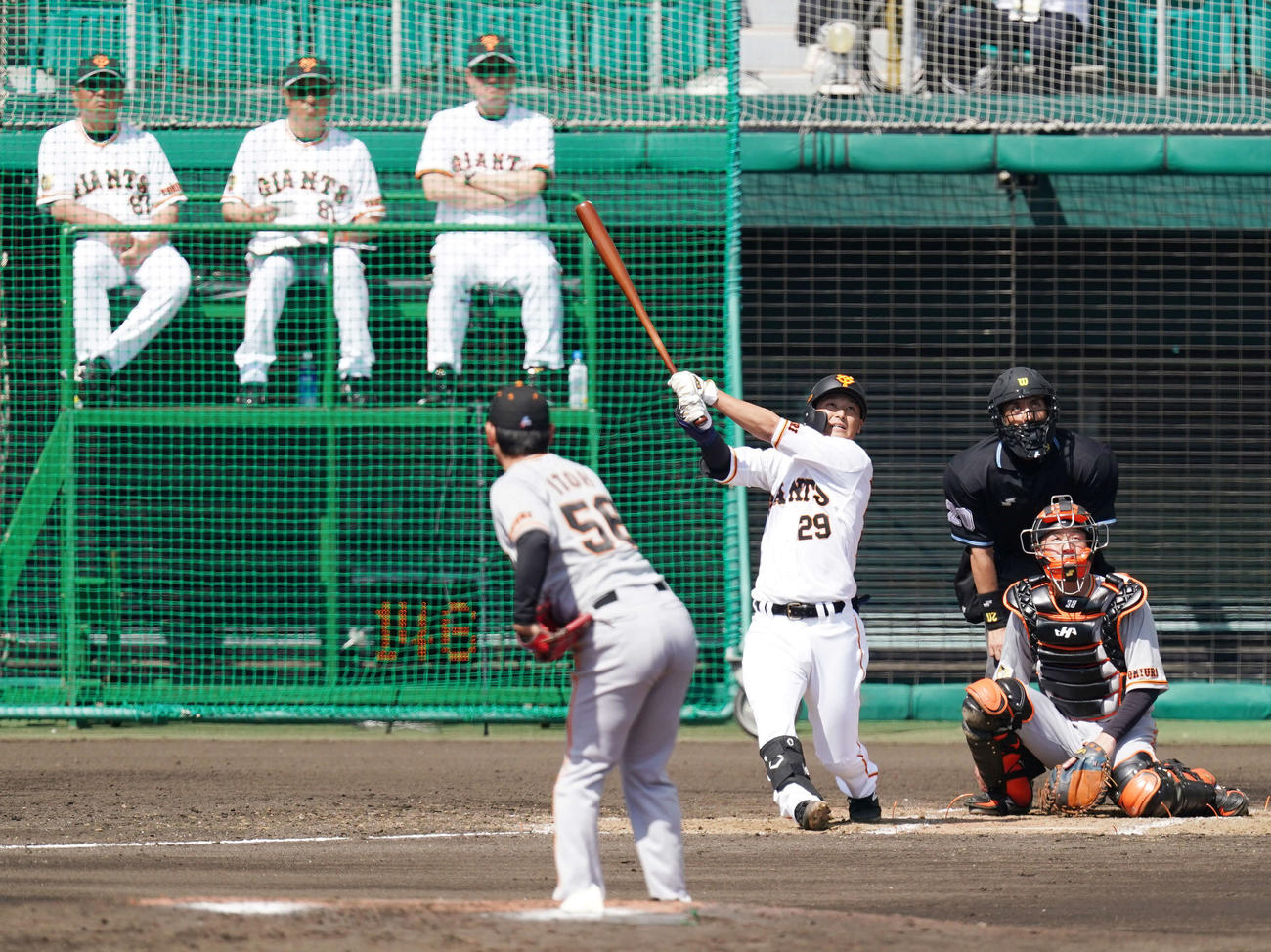 巨人紅白戦　3回裏白組無死、左越えに先制ソロ本塁打を放つ吉川。投手伊藤優（撮影・江口和貴）