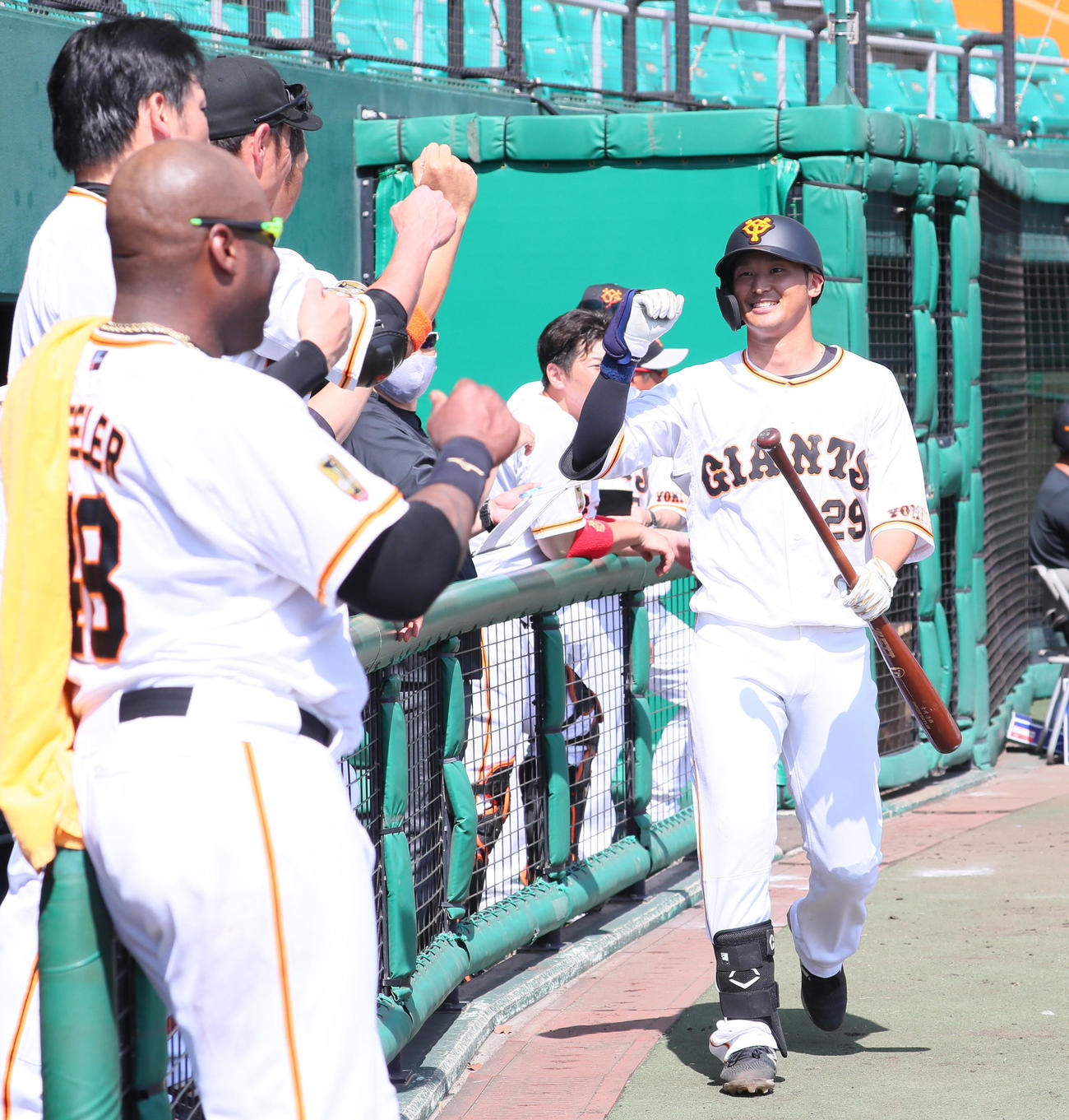 巨人紅白戦　3回裏巨人無死、吉川（右）は左越え本塁打を放ちタッチで迎えられ笑顔（撮影・足立雅史）