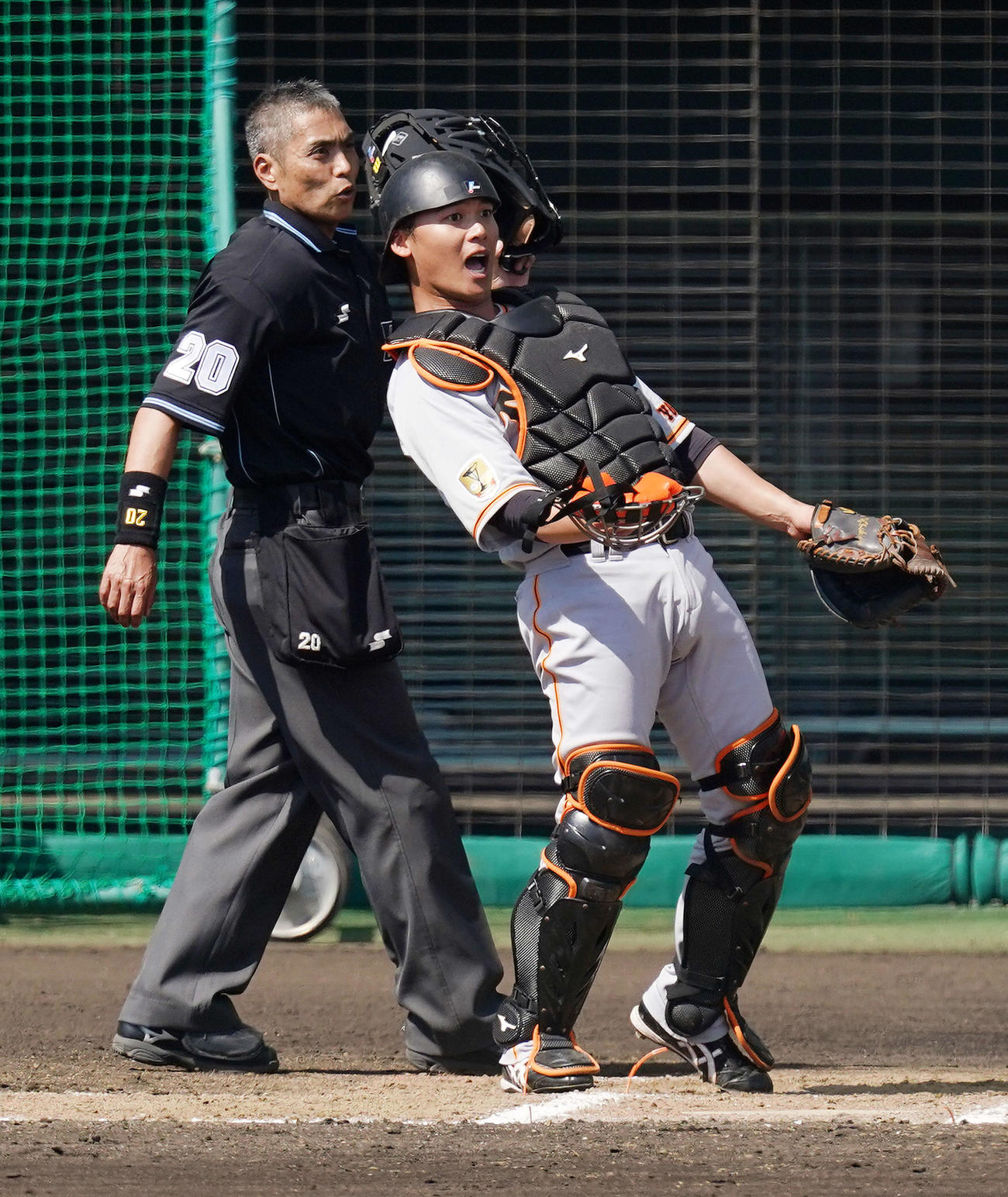 巨人紅白戦　5回裏の守備でマスクをかぶった巨人捕手石川（右）（撮影・江口和貴）