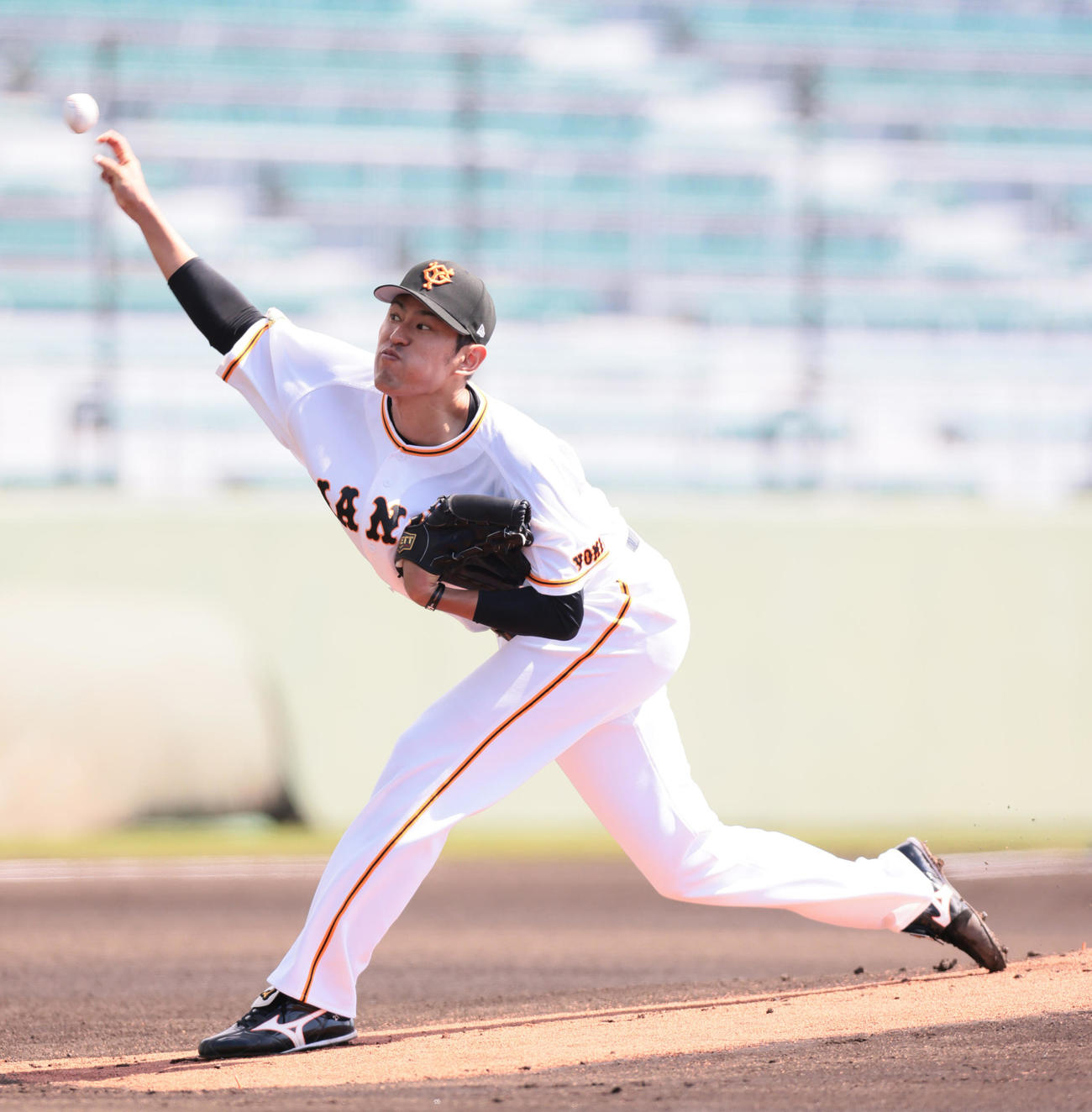 巨人紅白戦　白組先発の井納（撮影・足立雅史）