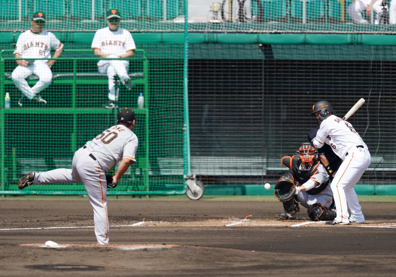 巨人紅白戦　1回裏白組1死、見逃しの三振に倒れる坂本。投手戸根（撮影・江口和貴）