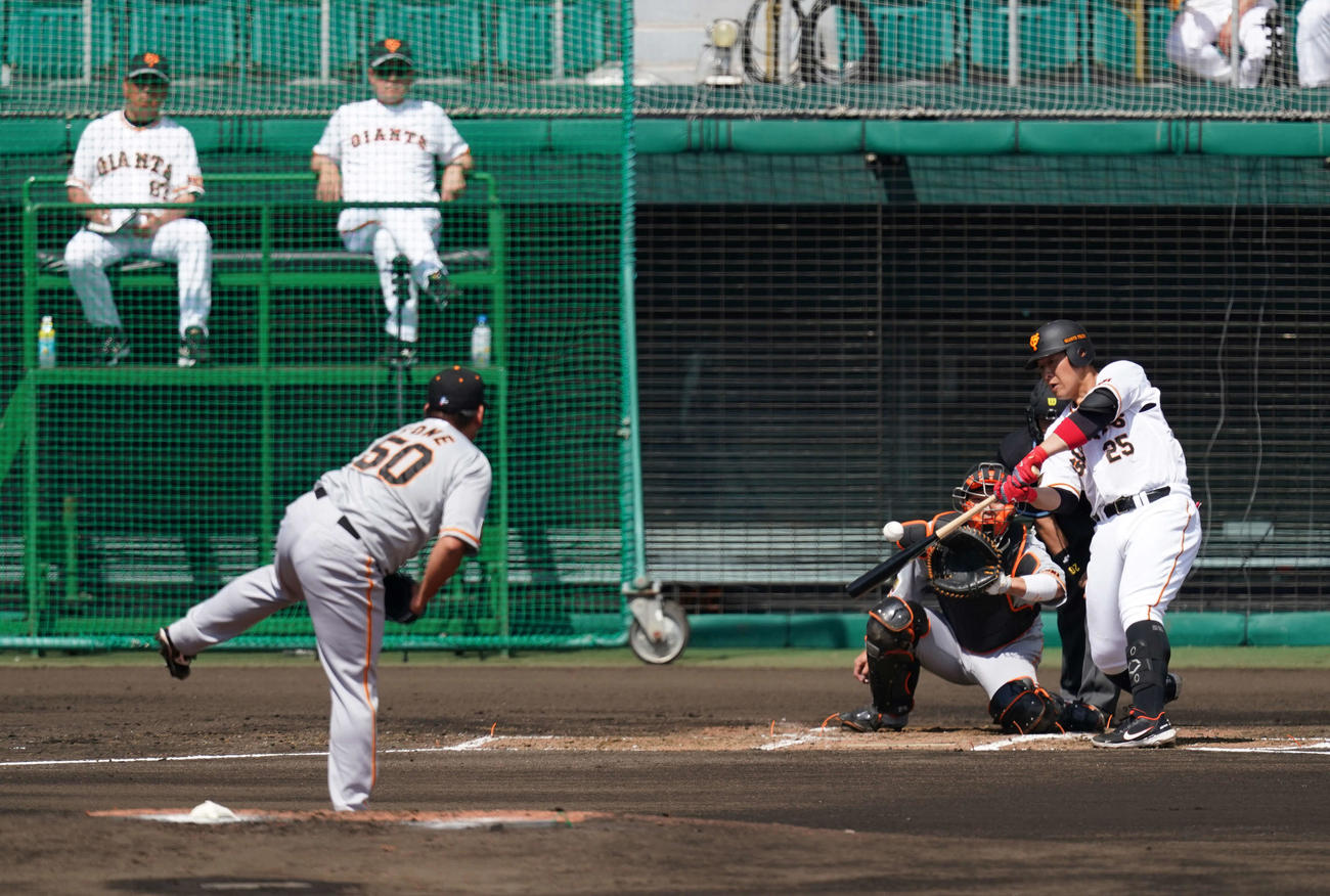 巨人紅白戦　1回裏白組2死一塁、空振り三振に倒れる岡本和。投手戸根（撮影・江口和貴）