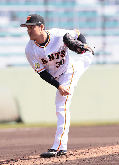 巨人紅白戦　3回から白組3番手で登板した鍵谷（撮影・足立雅史）