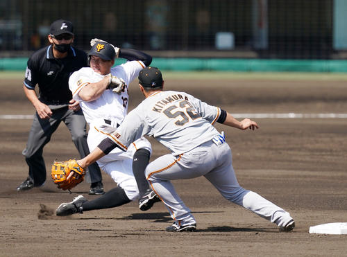 巨人紅白戦　3回裏白組1死一塁、二塁盗塁を決める梶谷（撮影・江口和貴）