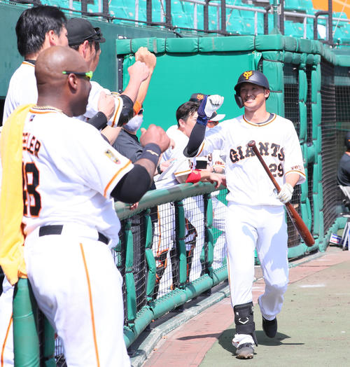 巨人紅白戦　3回裏巨人無死、吉川（右）は左越え本塁打を放ちタッチで迎えられ笑顔（撮影・足立雅史）
