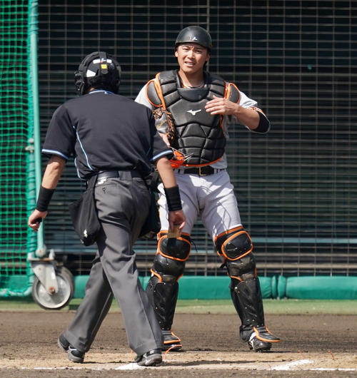 巨人紅白戦　５回裏、捕手の守備に就く巨人石川（撮影・江口和貴）