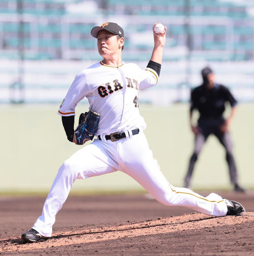 巨人紅白戦　5回から登板した白組の中川は3者連続三振の好投を見せた（撮影・足立雅史）