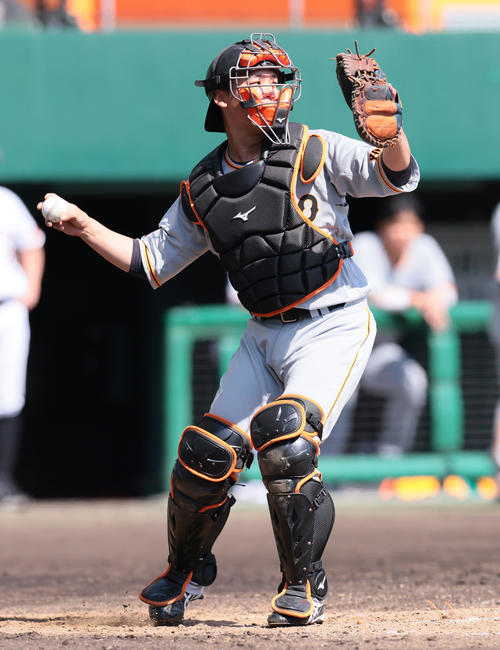巨人紅白戦　5回裏から紅組の捕手の守備に就く石川（撮影・足立雅史）