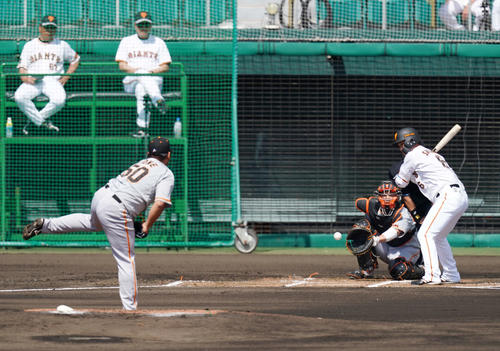 巨人紅白戦　1回裏白組1死、見逃しの三振に倒れる坂本。投手戸根（撮影・江口和貴）