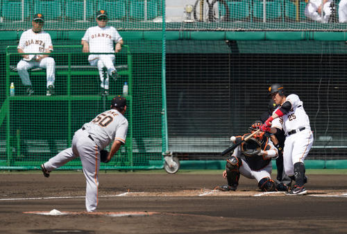 巨人紅白戦　1回裏白組2死一塁、空振り三振に倒れる岡本和。投手戸根（撮影・江口和貴）