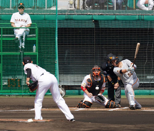 巨人紅白戦　1回表紅組2死、中前打を放つ北村（撮影・江口和貴）