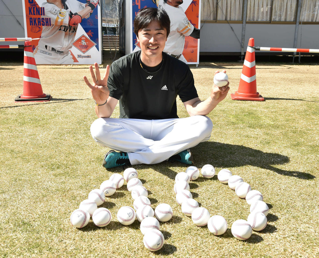 40歳の誕生日を迎え、40と並べられたボールの前で笑顔を見せる和田（撮影・岩下翔太）