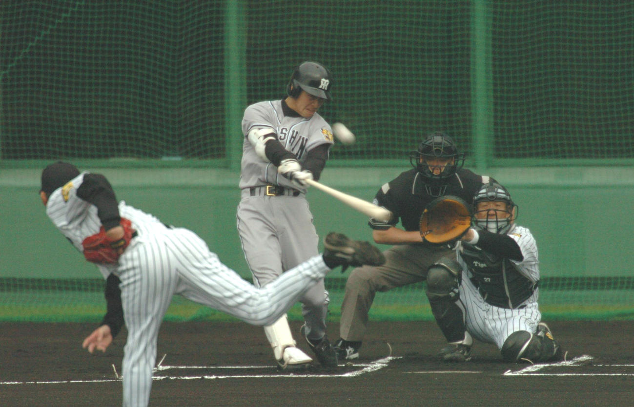04年2月22日、紅白戦の初回、右越え本塁打を放った鳥谷
