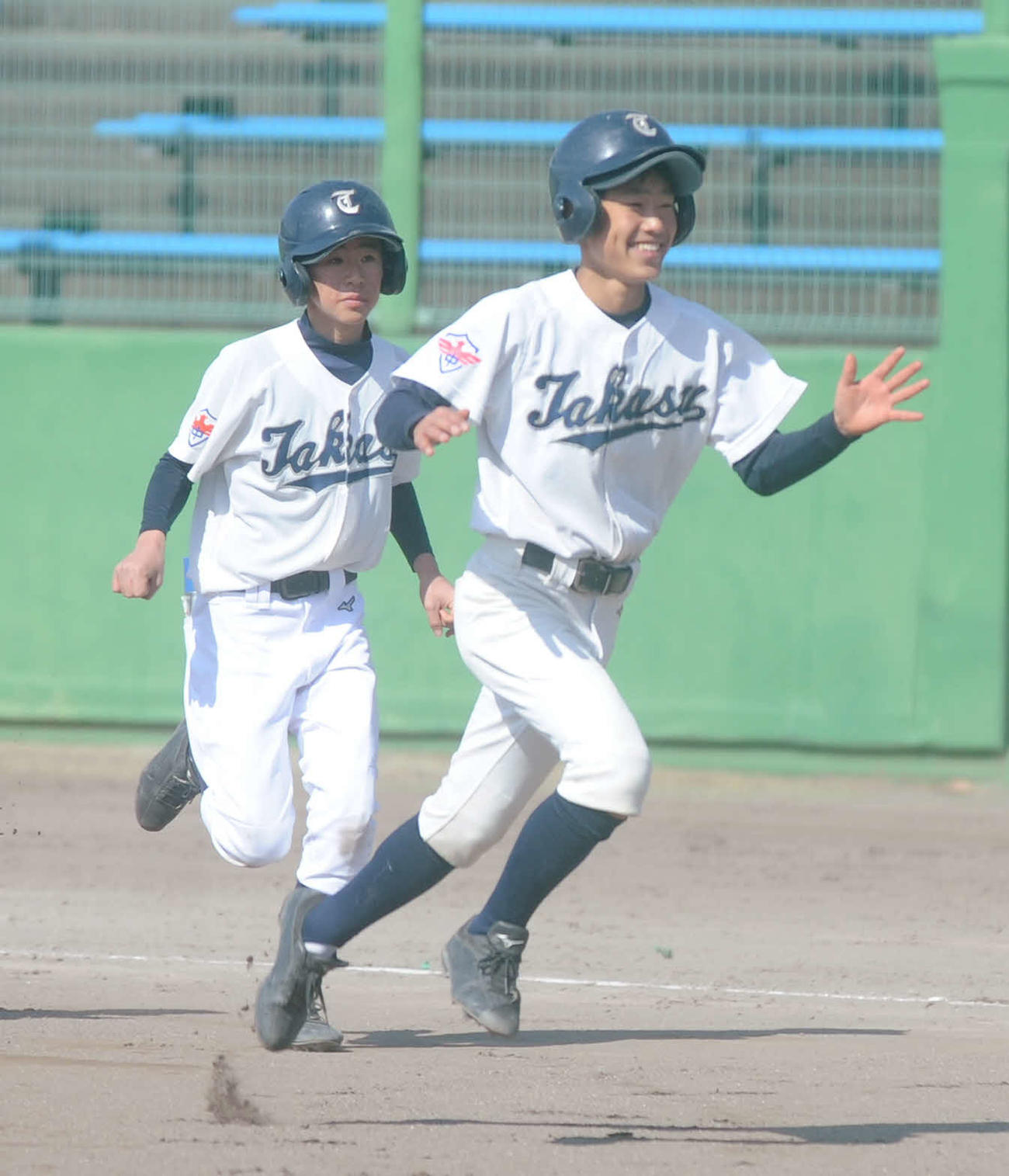 サヨナラスクイズを決めた藤枝高洲中の土屋（右）
