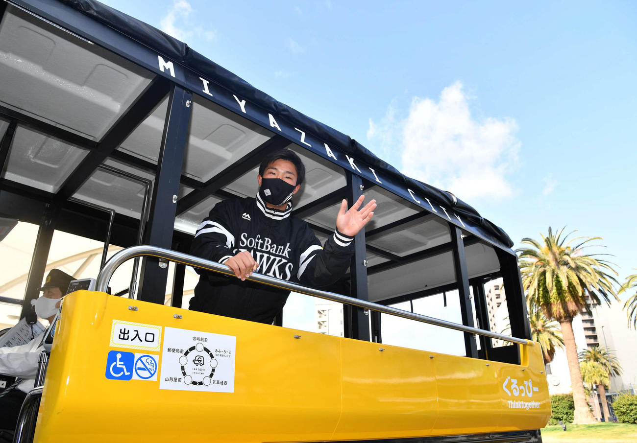 キャンプ休日の新人体験で、小型低速電動バス「ぐるっぴー」に乗車したソフトバンク井上（撮影・岩下翔太）