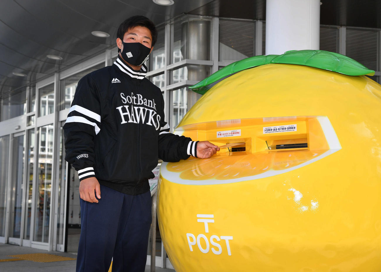 花咲徳栄・岩井監督へ書いた手紙を日向夏ポストに投函（とうかん）する井上（撮影・岩下翔太）